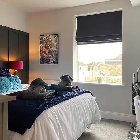 Westreach - A 4 Bedroom, En-suite Sleep 8 Townhouse * Filey