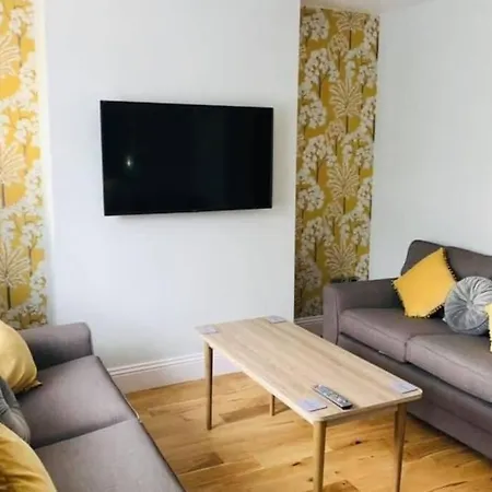 Westreach - A 4 Bedroom, En-suite Sleep 8 Townhouse * Filey