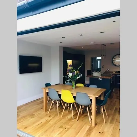 度假居 Westreach - A 4 Bedroom, En-suite Sleep 8 Townhouse 法利