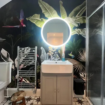 Westreach - A 4 Bedroom, En-suite Sleep 8 Townhouse Filey