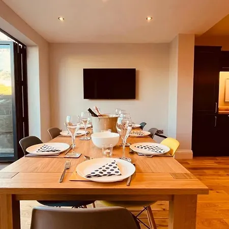 Westreach - A 4 Bedroom, En-suite Sleep 8 Townhouse * Filey
