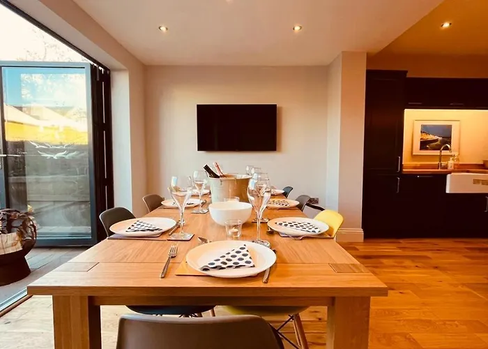 Westreach - A 4 Bedroom, En-suite Sleep 8 Townhouse * Filey